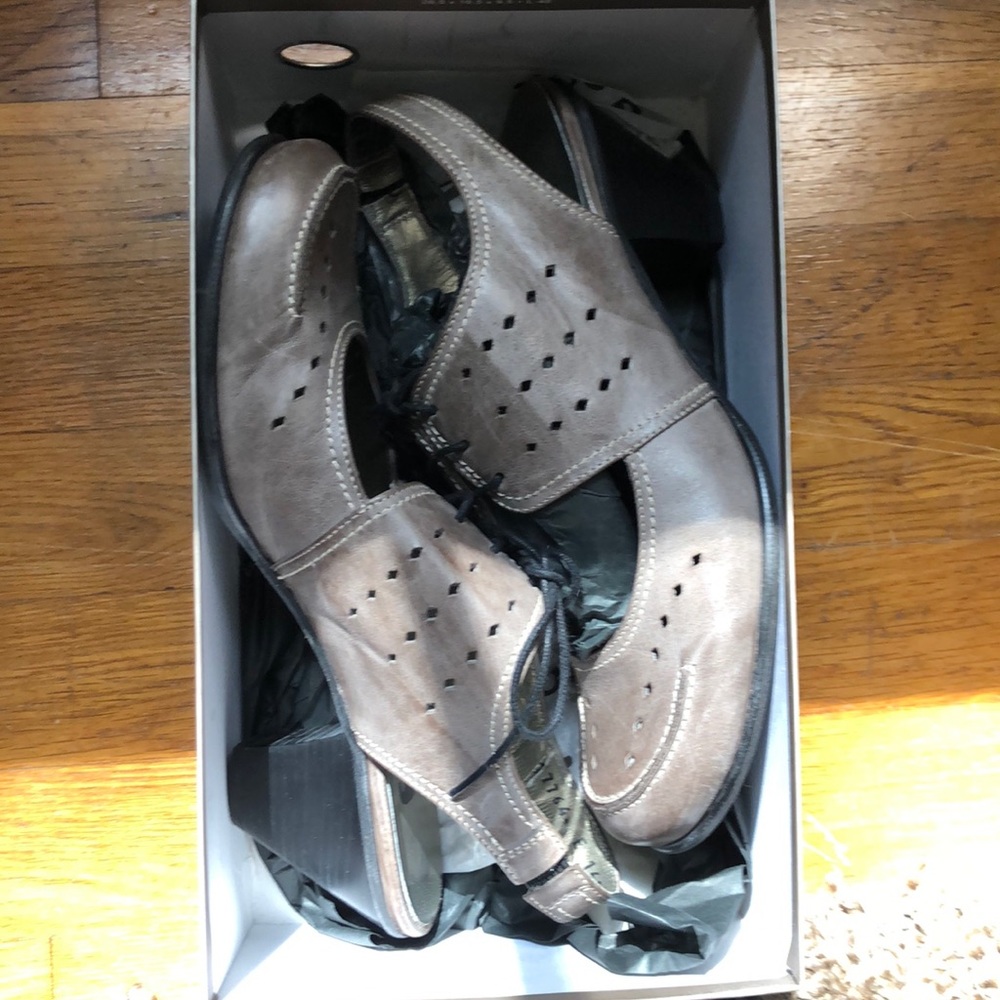 Fidji Closed Toed Heels